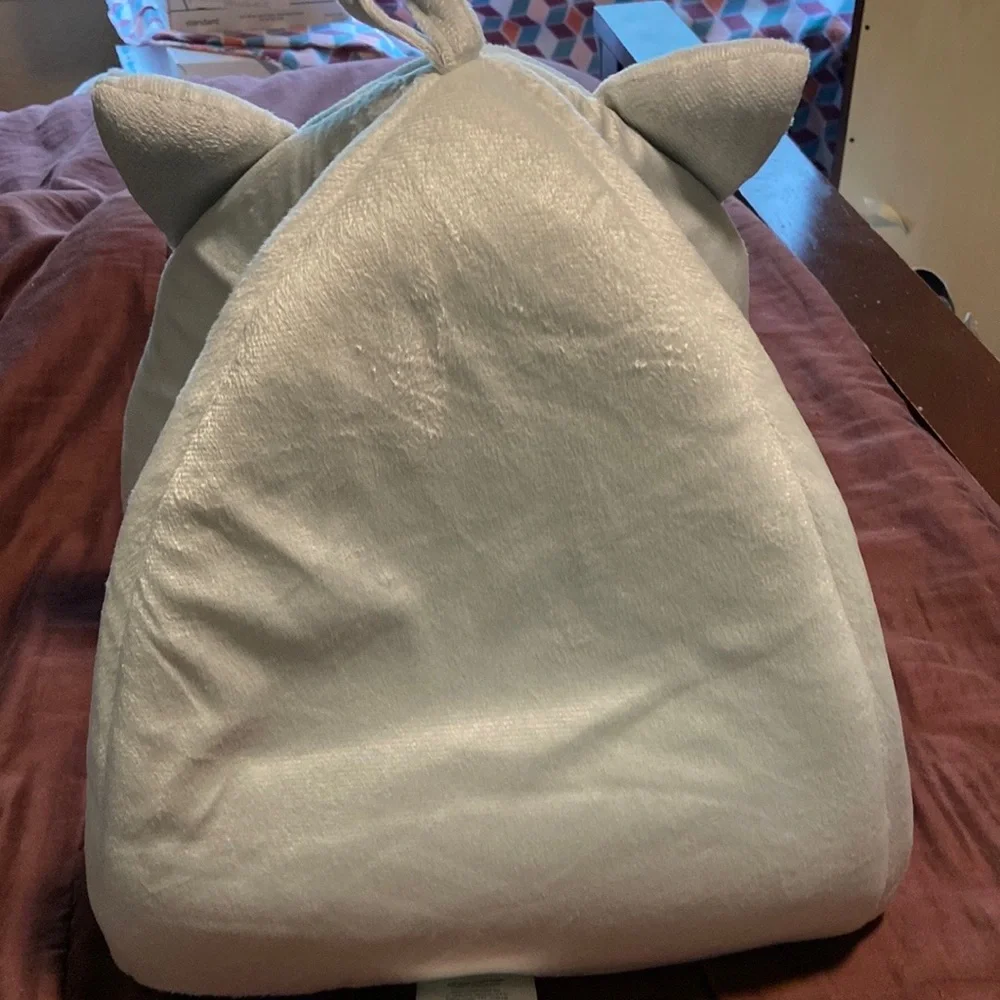 Cat Hut.  Small Pet Bed. Meow Brand. NWT!